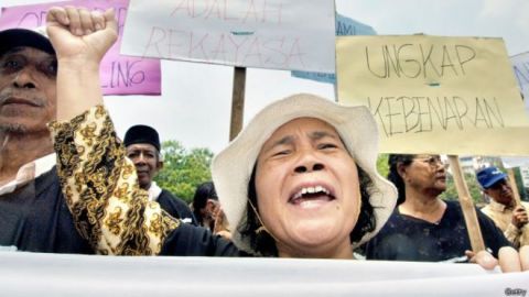 Indonesia, con Suharto a la cabeza, asesinó a entre uno y dos millones de personas durante la Guerra Fría, un genocidio que todavía subyace al silencio mediático.