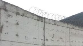 El muro está construido en el barrio San Francisco en Lima.