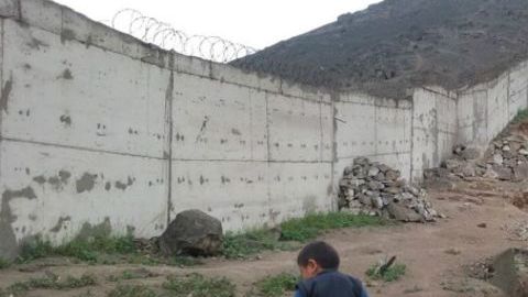 El muro está construido en el barrio San Francisco en Lima.