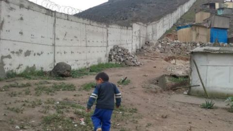 El muro está construido en el barrio San Francisco en Lima.