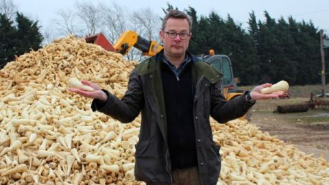 Hugh Fearnley-Whittingstall es chef, periodista y escribe libros sobre comida. A sus espaldas hay una montaña de chirivías para tirar a la basura.