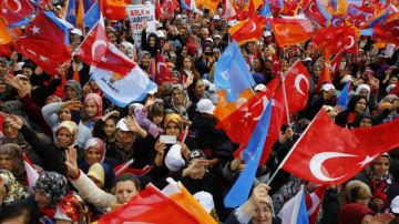 Con tres mítines multitudinarios en Ankara, Estambul y Adana concluyó la campaña electoral el sábado.