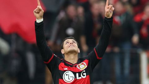 Chicharito festeja el gol que dedicó a sus paisanos afectados por el Huracán Patricia.