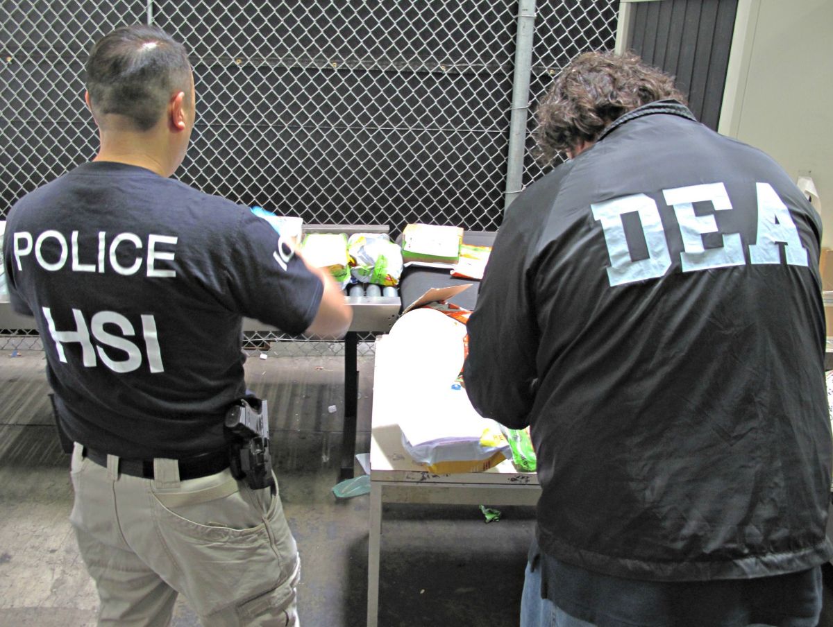 Agentes de la DEA y de ICE participaron en la redada.