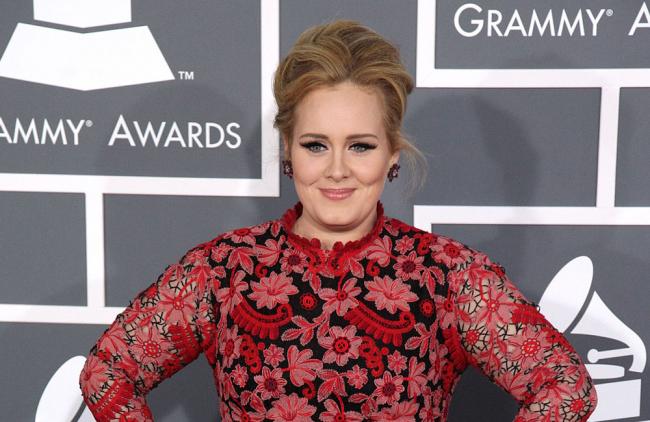 Adele llora al presentar en la radio su nuevo single 'Hello'
