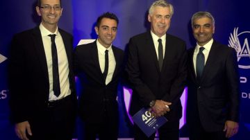 Xavi y Carlo Ancelotti en Londres con dos directivos de Aspire Academy for Sports Excellence.