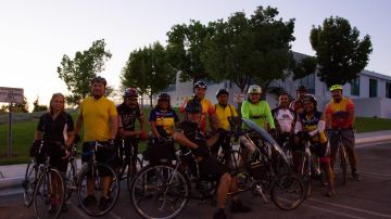 Ciclistas del 2East Side Bike Club" se preparan para su recorrido semanal en un parque en la ciudad de Montebello, CA.
