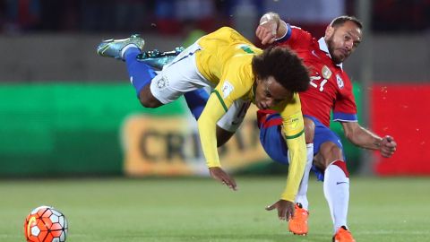 Así como Willian fue derribado por Díaz, Brasil se fue de Santiago con la primera herida.