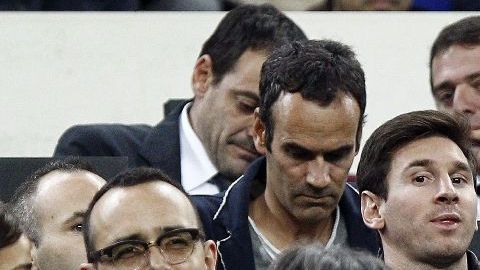 'La Pulga' lucía muy aburrido en la tribuna del Nou Camp.