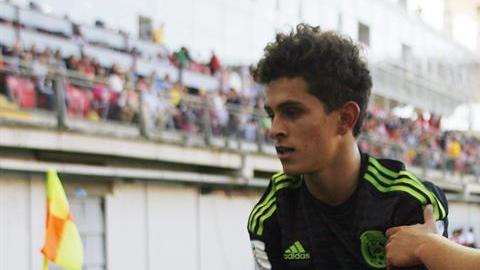 El mexicano Kevin Magaña celebra su gol contra Argentina.