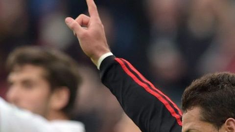 Chicharito, en plan grande.