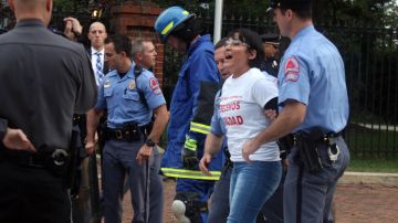 La activista Nayeli Pérez Huerta es detenida durante un acto de desobediencia civil de grupos proinmigrantes, frente a la mansión del gobernador de Carolina del Norte.