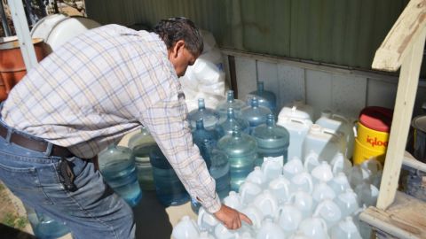 Jimmy Moreno revisando los recipientes donde almacena agua.