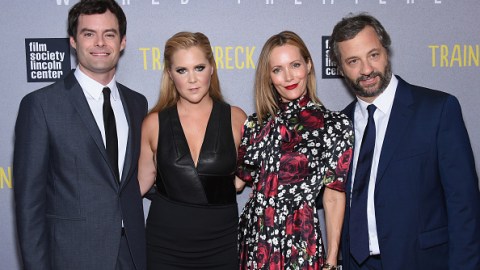 La segunda de la derecha, la comediante Amy Schumer, logró negociar un jugoso contrato millonario para su próxima película.