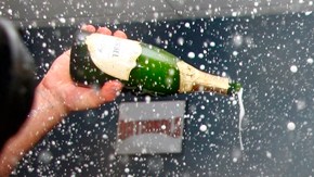 Jake Arrieta, pitcher de los Cachorros, celebra en el vestidor luego de derrotar a los Piratas y ganar el wild card de la Liga Nacional.