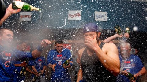 Jake Arrieta, pitcher de los Cachorros, celebra en el vestidor luego de derrotar a los Piratas y ganar el wild card de la Liga Nacional.