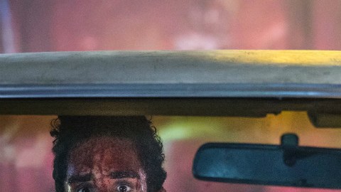 El puertorriqueño Ray Santiago protagoniza la serie junto a Bruce Campbell.