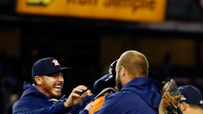 Jugadores de Houston celebran el triunfo sobre Yankees.