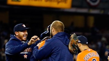 Jugadores de Houston celebran el triunfo sobre Yankees.
