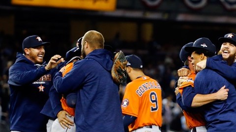 Jugadores de Houston celebran el triunfo sobre Yankees.