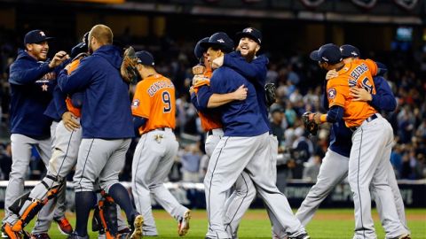 Jugadores de Houston celebran el triunfo sobre Yankees.