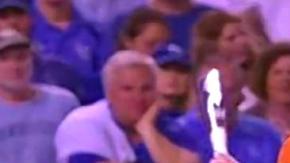 Springer pegando de jonrón.