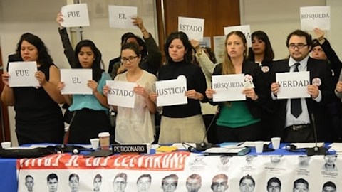 Padres de los 43 normalistas de Ayotzinapa claman justicia.