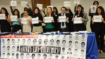 Padres de los 43 normalistas de Ayotzinapa claman justicia.