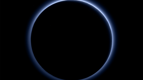 La capa de neblina de Plutón muestra su color azul en esta imagen tomada por una cámara especial (CIVM). Se piensa que esta bruma de gran altitud es de naturaleza similar a la observada en la luna Titán de Saturno.