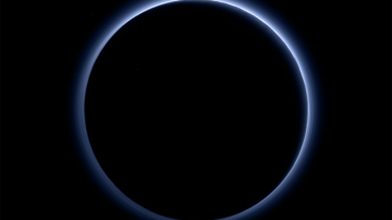 La capa de neblina de Plutón muestra su color azul en esta imagen tomada por una cámara especial (CIVM). Se piensa que esta bruma de gran altitud es de naturaleza similar a la observada en la luna Titán de Saturno.