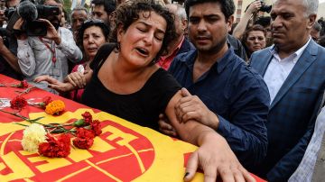 Familiares le dan el último adiós a una de las víctimas del atentado, en Ankara, Turquía.