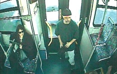 Imagen del sospechoso captada dentro del autobus.
