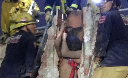 Un adolescente de 15 años quedó atorado dentro de una chimenea de un edificio de apartamentos en Oxnard.
