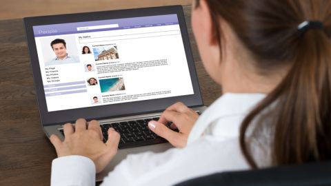 Las mujeres y hombres latinos están hoy más abiertos a establecer citas usando las aplicaciones.