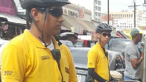 Escena de supuesto decomiso a vendedor ambulante en el Distrito de la Moda en Los Ángeles.