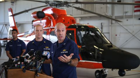 El Capitán Mark Fedor de la Guardia Costera de los EEUU