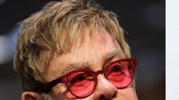 Aseguran que Elton John y Juan Gabriel están negociando para grabar un dueto.