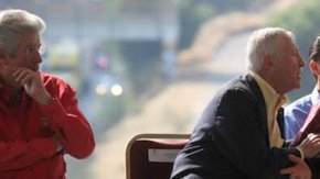 El representante en México de la empresa española OHL, José Andrés de Oteyza (c),  con el Presidente de México (d).