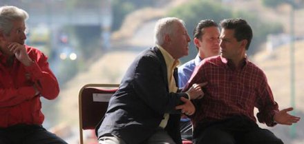 El representante en México de la empresa española OHL, José Andrés de Oteyza (c),  con el Presidente de México (d).