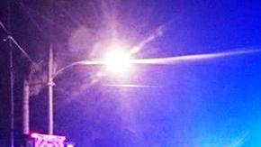 Autoridades acuden al sitio de un tiroteo cerca de la alcaldía de Inglis en Florida.