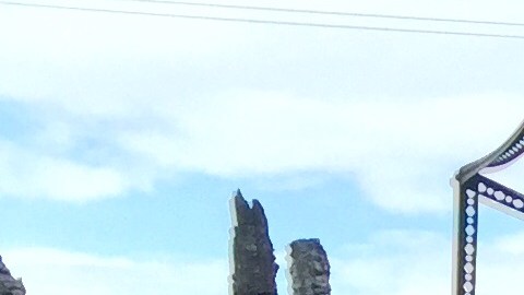 El incendio causo daños a tres negocios en el lugar.