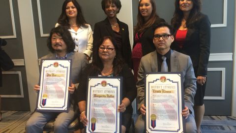 Los galardonados recibieron el premio de manos de la fiscal de distrito Jackie Lacey.
