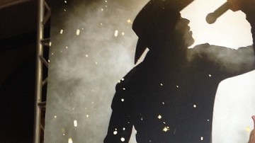 Gerardo Ortiz posa orgulloso frente al poster promocional de su cortometraje "Como un sueño".