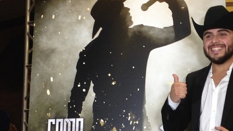 Gerardo Ortiz posa orgulloso frente al poster promocional de su cortometraje "Como un sueño".
