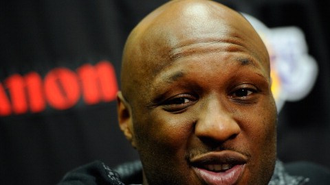 Tras despertar del coma el pasado viernes, Lamar Odom es trasladado a un centro de rehabilitación.