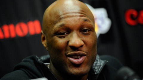 Tras despertar del coma el pasado viernes, Lamar Odom es trasladado a un centro de rehabilitación.