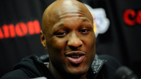 Tras despertar del coma el pasado viernes, Lamar Odom es trasladado a un centro de rehabilitación.