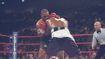Tyson muerde a Holyfield en su pelea de 1997.
