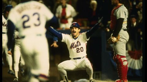 Howard Johnson festeja tras llegar al plato en el Juego 7 de la Serie Mundial de 1986.