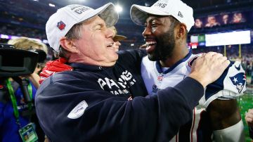 En su única temporada con los Patriots, Darrelle Revis (der.) ganó el Super Bowl. Aquí celebra con Bill Belichick. El domingo serán rivales.